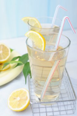 İki bardak taze soğuk limonata limon dilimleri ile