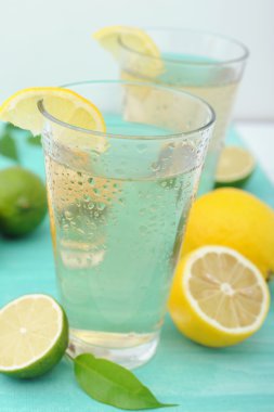 Soğuk içecek lezzetli taze limon yenileniyor