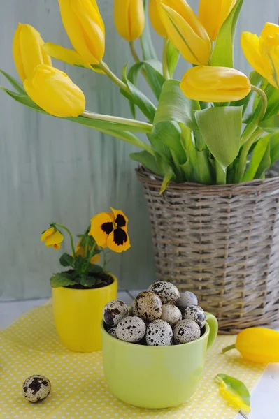 Composição de férias de Páscoa com tulipas amarelas na mesa de madeira sobre fundo retro — Fotografia de Stock