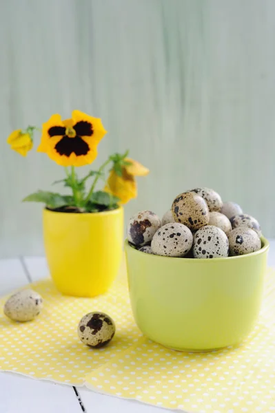 Decorações de Páscoa - ovos, flores e copos na mesa — Fotografia de Stock