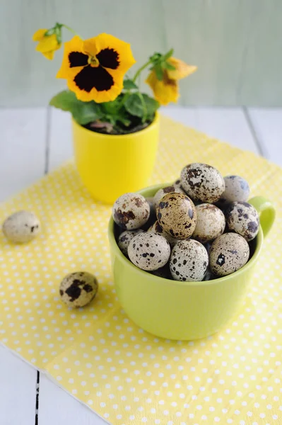 Decorações de Páscoa - ovos, flores e copos na mesa — Fotografia de Stock