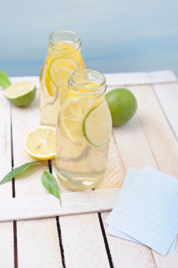 İki bardak limonata taze limon ve narenciye rustik masada