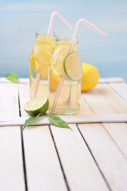 Taze soğuk limon içmek kireç ve limon dilimleri ile