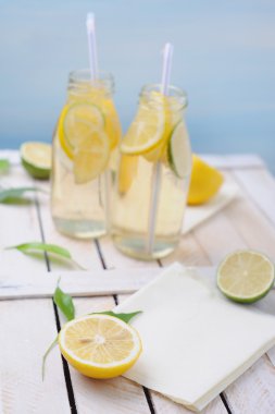 Taze soğuk limon içmek kireç ve limon dilimleri ile