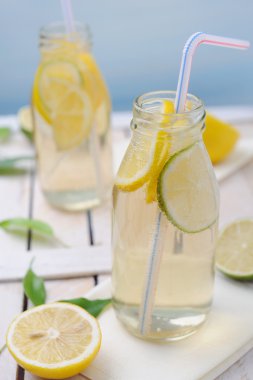 Taze soğuk limon içmek kireç ve limon dilimleri ile