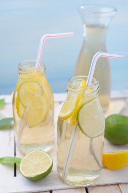 Sürahi ve bardak limonata ve limon ve kireç rustik tablo ile