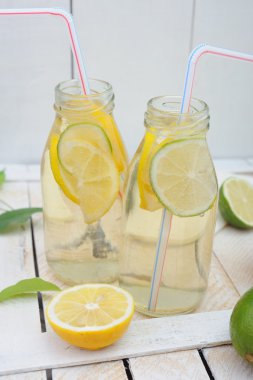 Taze ev yapımı limonata iki kavanoz