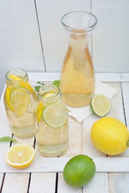 Sürahi ve bardak limonata ve limon ve kireç rustik tablo ile