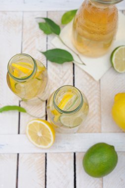 Sürahi ve bardak limonata ve limon ve kireç rustik tablo ile