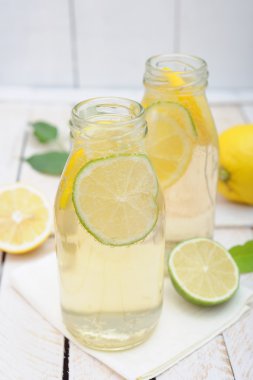 Taze ev yapımı limonata iki kavanoz