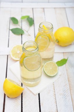 Taze ev yapımı limonata iki kavanoz