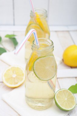 Limonata limon ve limon dilimleri ile kavanoza