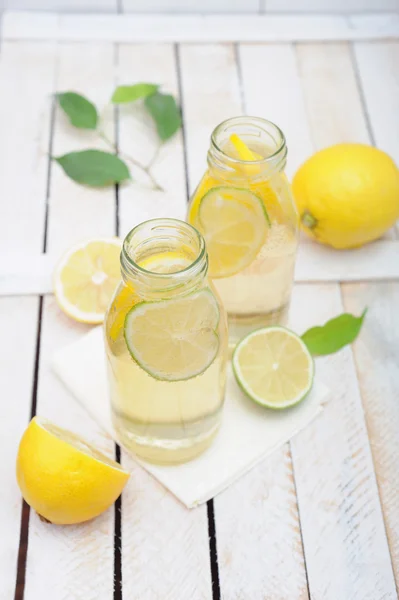 Taze ev yapımı limonata iki kavanoz