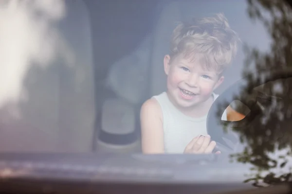 Schattige kleine jongen rijden vaders auto — Stockfoto