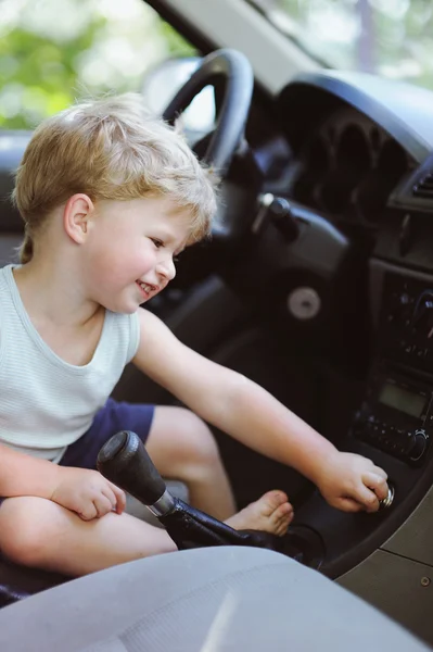 Carino ragazzino guida padri auto — Foto Stock