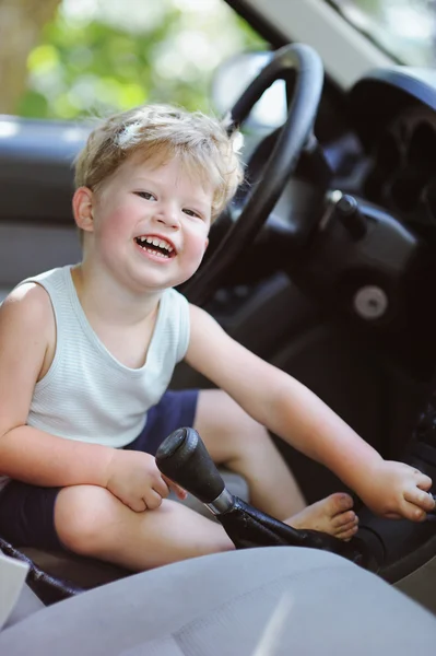 Schattige kleine jongen rijden vaders auto — Stockfoto