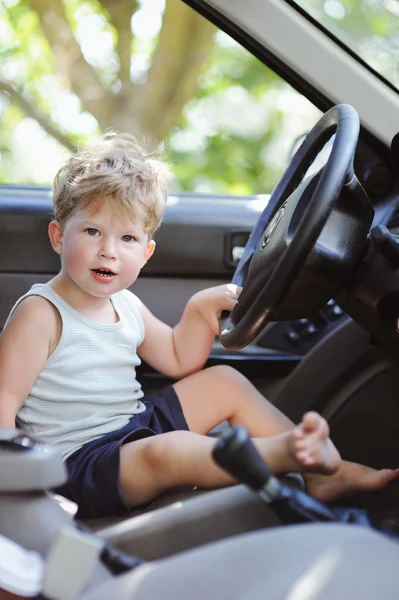 Carino ragazzino guida padri auto — Foto Stock