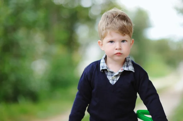 Porträt des niedlichen kleinen Jungen im Freien — Stockfoto