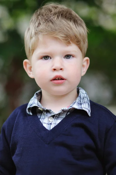 Porträtt av söt liten pojke utomhus — Stockfoto