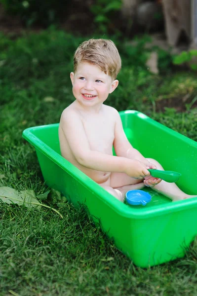 Ragazzino che fa il bagno nel giardino estivo — Foto Stock