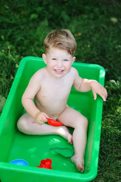 Menino tomando banho no jardim de verão — Fotografia de Stock