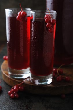 Frenk üzümü çilek ve taze ev yapımı içki