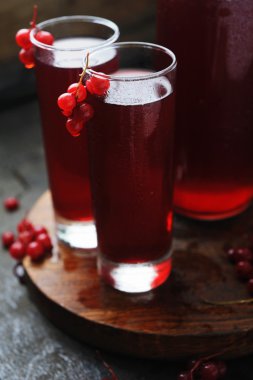 Frenk üzümü meyveleri ile kokteyl