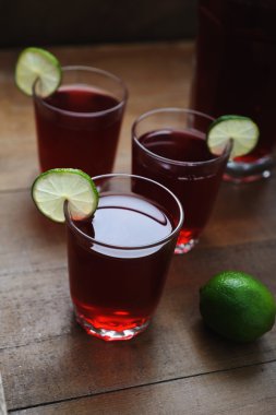 Yumuşak odak kireç dilimleri ile kırmızı limonata