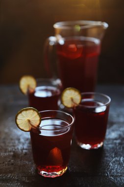 Yumuşak odak kireç dilimleri ile kırmızı limonata