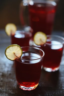 Yumuşak odak kireç dilimleri ile kırmızı limonata