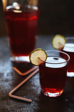 Yumuşak odak kireç dilimleri ile kırmızı limonata