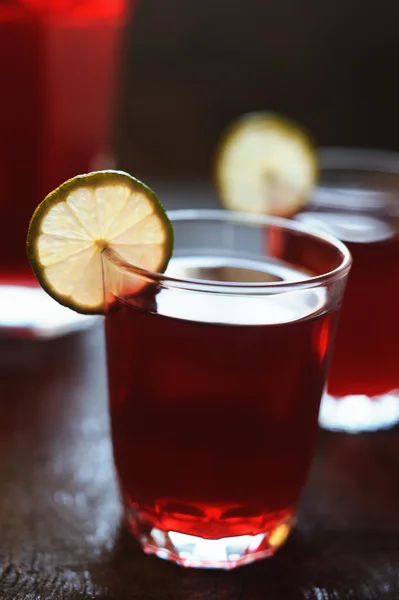 Limonata rossa con fette di lime a fuoco morbido — Foto Stock