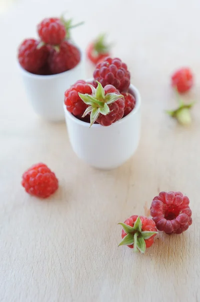 Kleine kom van verse frambozen buiten — Stockfoto