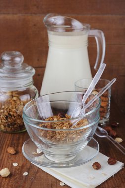 Yoğurt ve rustik arka plan üzerinde fındık granola parfe