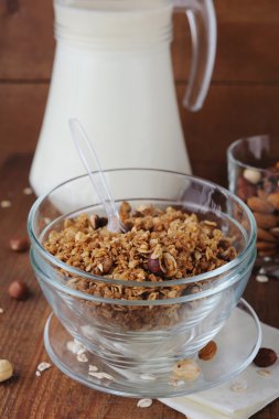 Yoğurt ve rustik arka plan üzerinde fındık granola parfe