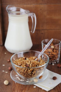 Yoğurt ve rustik arka plan üzerinde fındık granola parfe