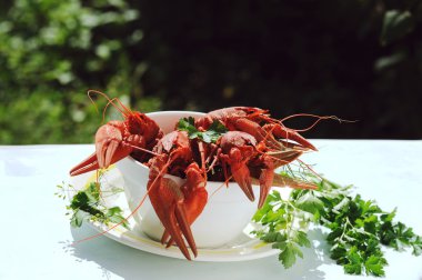 Beyaz kase haşlanmış kerevit açık