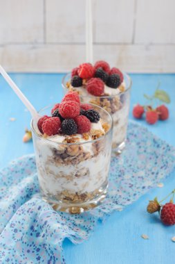 Sağlıklı kahvaltı. Granola bal, yoğurt ve taze çilek ile