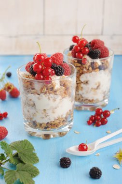 Sağlıklı kahvaltı. Granola bal, yoğurt ve taze çilek ile
