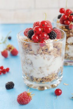Sağlıklı kahvaltı. Granola bal, yoğurt ve taze çilek ile