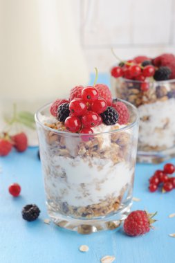 Çilek ve granola ile lezzetli sağlıklı tahıl Kahvaltı