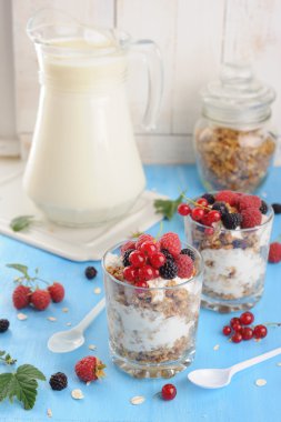 Çilek ve granola ile lezzetli sağlıklı tahıl Kahvaltı