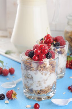 Sağlıklı granola ve süt ile sürahi