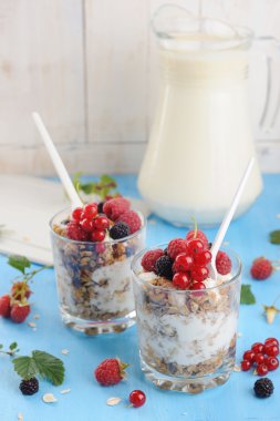 Sağlıklı granola ve süt ile sürahi
