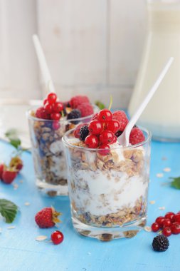 Sağlıklı granola ve süt ile sürahi