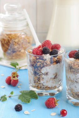 Sağlıklı granola ve süt ile sürahi