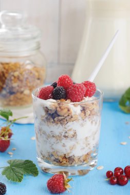 Sağlıklı granola ve süt ile sürahi