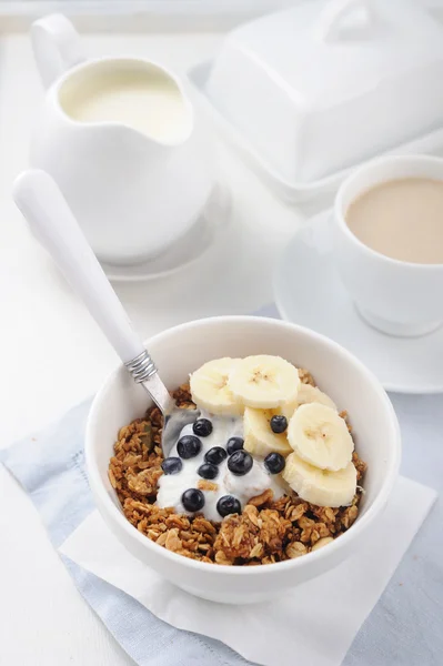Yoğurt, taze çilek ve muz seramik kase ile bal granola
