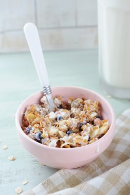 Yoğurt, taze çilek ve muz seramik kase ile bal granola