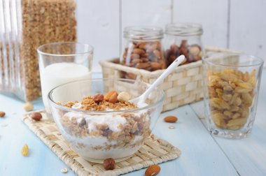 Ev yapımı yoğurt ve granola fındık ile cam kase